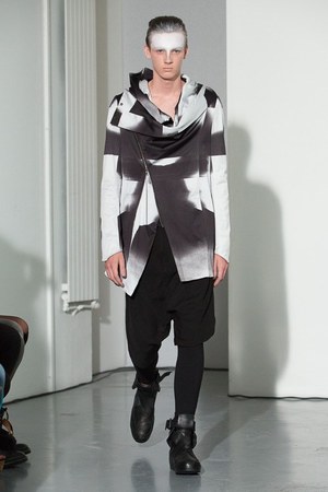 ユリウス(JULIUS) 2014年春夏コレクション 黒と白のみのストイックな幻影｜写真26