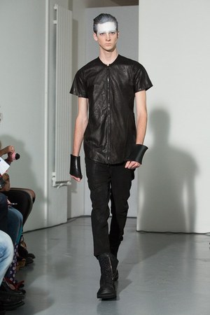 ユリウス(JULIUS) 2014年春夏コレクション 黒と白のみのストイックな幻影｜写真28