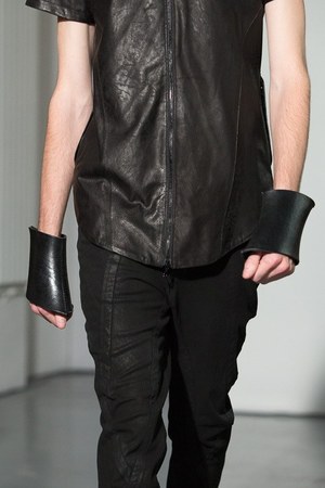 ユリウス(JULIUS) 2014年春夏コレクション 黒と白のみのストイックな幻影｜写真29