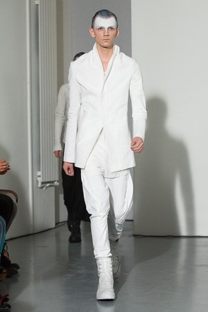 ユリウス(JULIUS) 2014年春夏コレクション 黒と白のみのストイックな幻影｜写真34