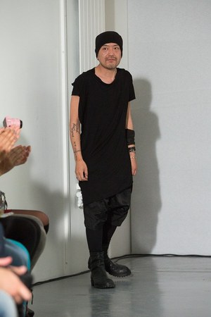 ユリウス(JULIUS) 2014年春夏コレクション 黒と白のみのストイックな幻影｜写真35