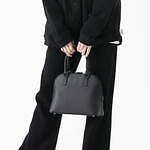 クローン“光で表情が変わる”彫刻風ユニセックス腕時計、“ころん”と小さな新スクエアバッグも｜写真30