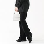 クローン“光で表情が変わる”彫刻風ユニセックス腕時計、“ころん”と小さな新スクエアバッグも｜写真20