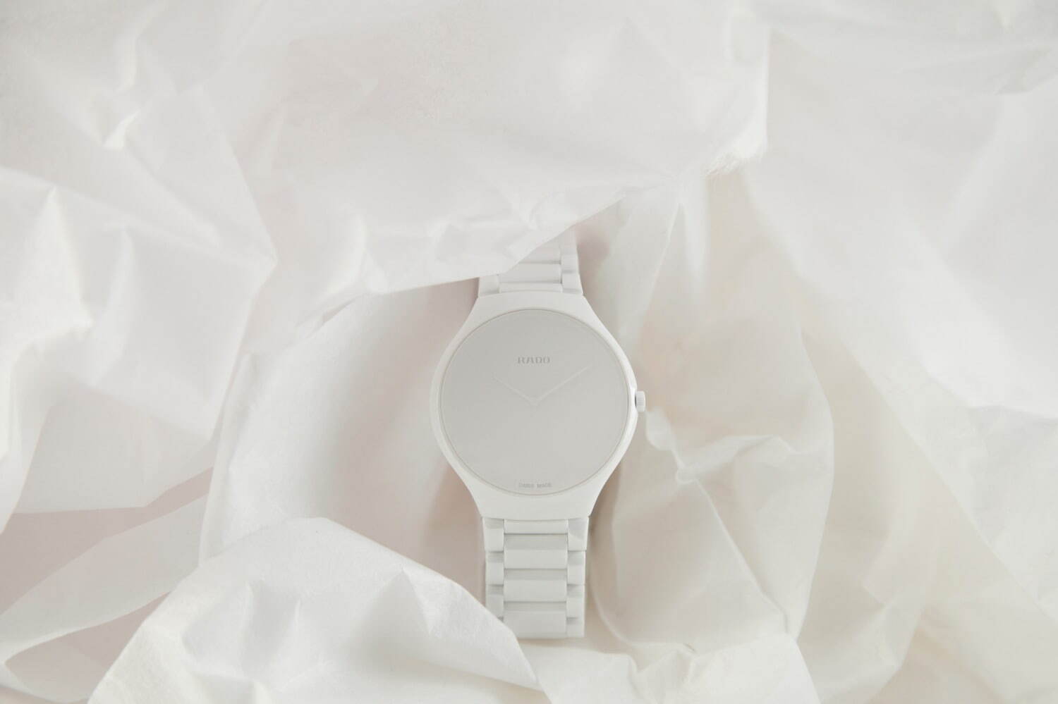 ラドー“真っ白”な新作腕時計、パーツや文字をワントーンに統一した究極のシンプルウォッチ｜写真1