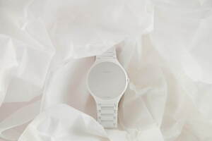 ラドー 真っ白 な新作腕時計 パーツや文字をワントーンに統一した究極のシンプルウォッチ ファッションプレス