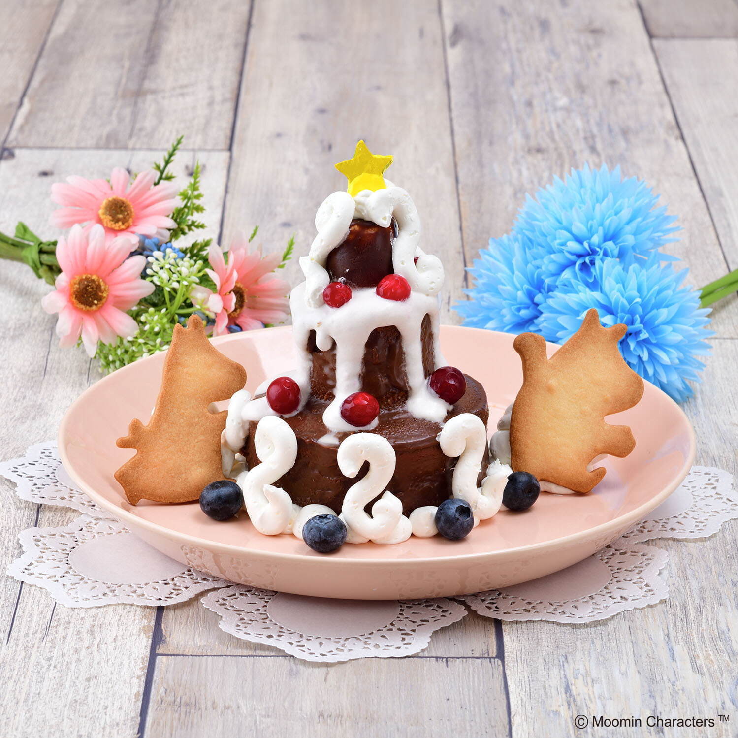 ムーミンカフェ期間限定 ムーミン のクッキー付き三段チョコレートケーキ 東京 福岡で ファッションプレス