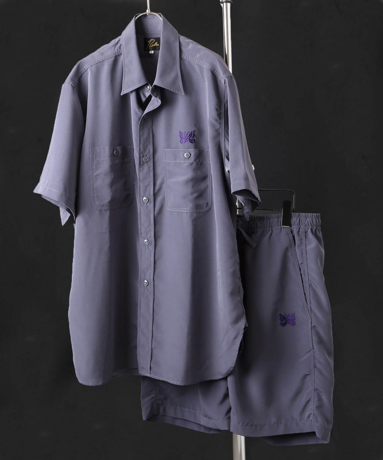ニードルズ×ジャーナル スタンダードのシャツ＆ハーフパンツ、スモーキーなパープル・ベージュで｜写真1