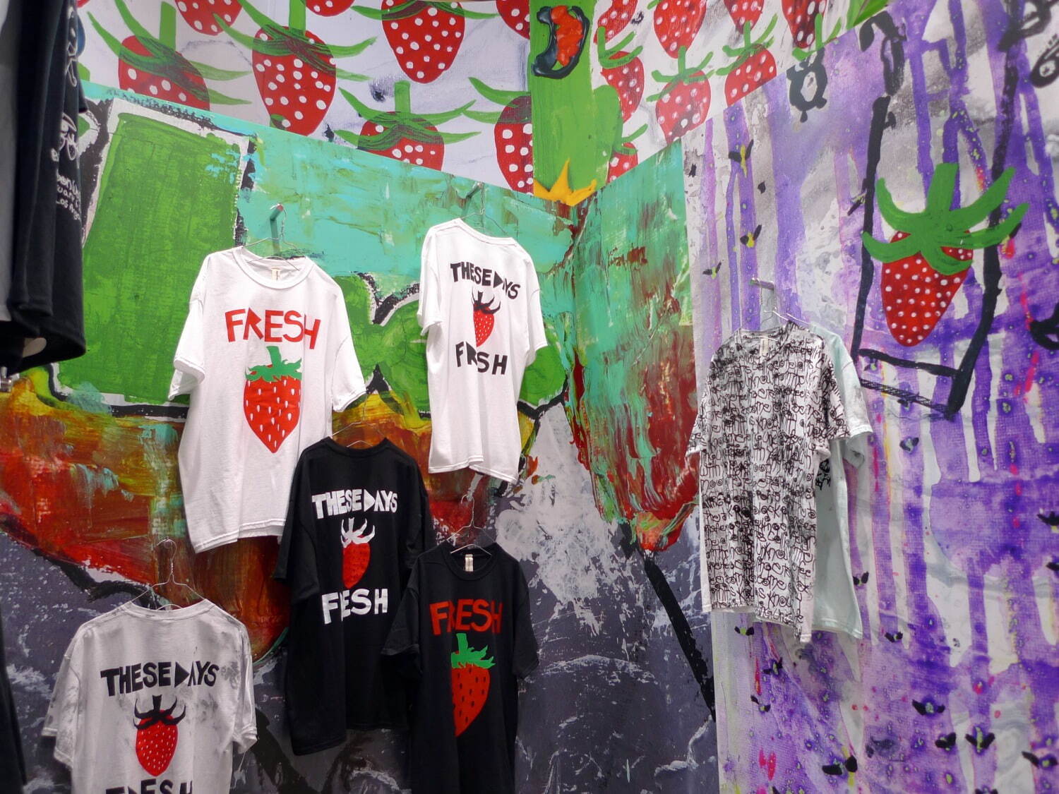 コム デ ギャルソン、エッジィな“苺や犬”モチーフのTシャツ - トレーディングミュージアムで販売｜写真41