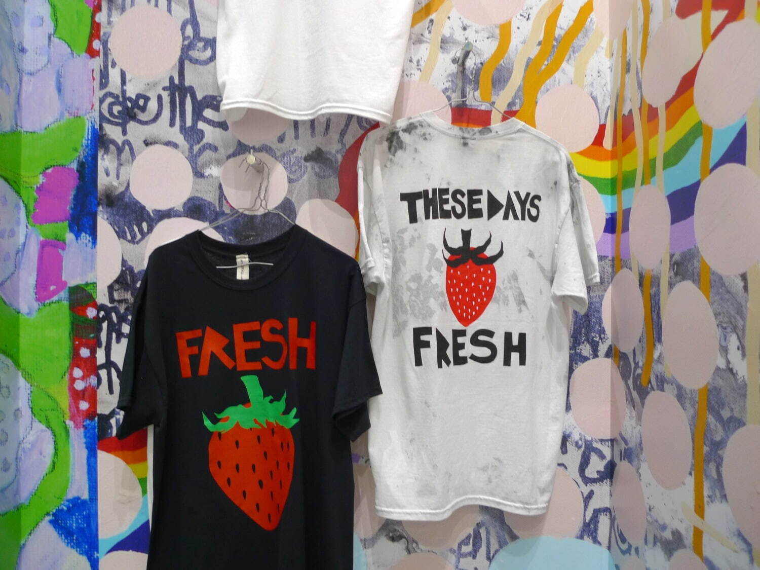 コム デ ギャルソン、エッジィな“苺や犬”モチーフのTシャツ - トレーディングミュージアムで販売｜写真23