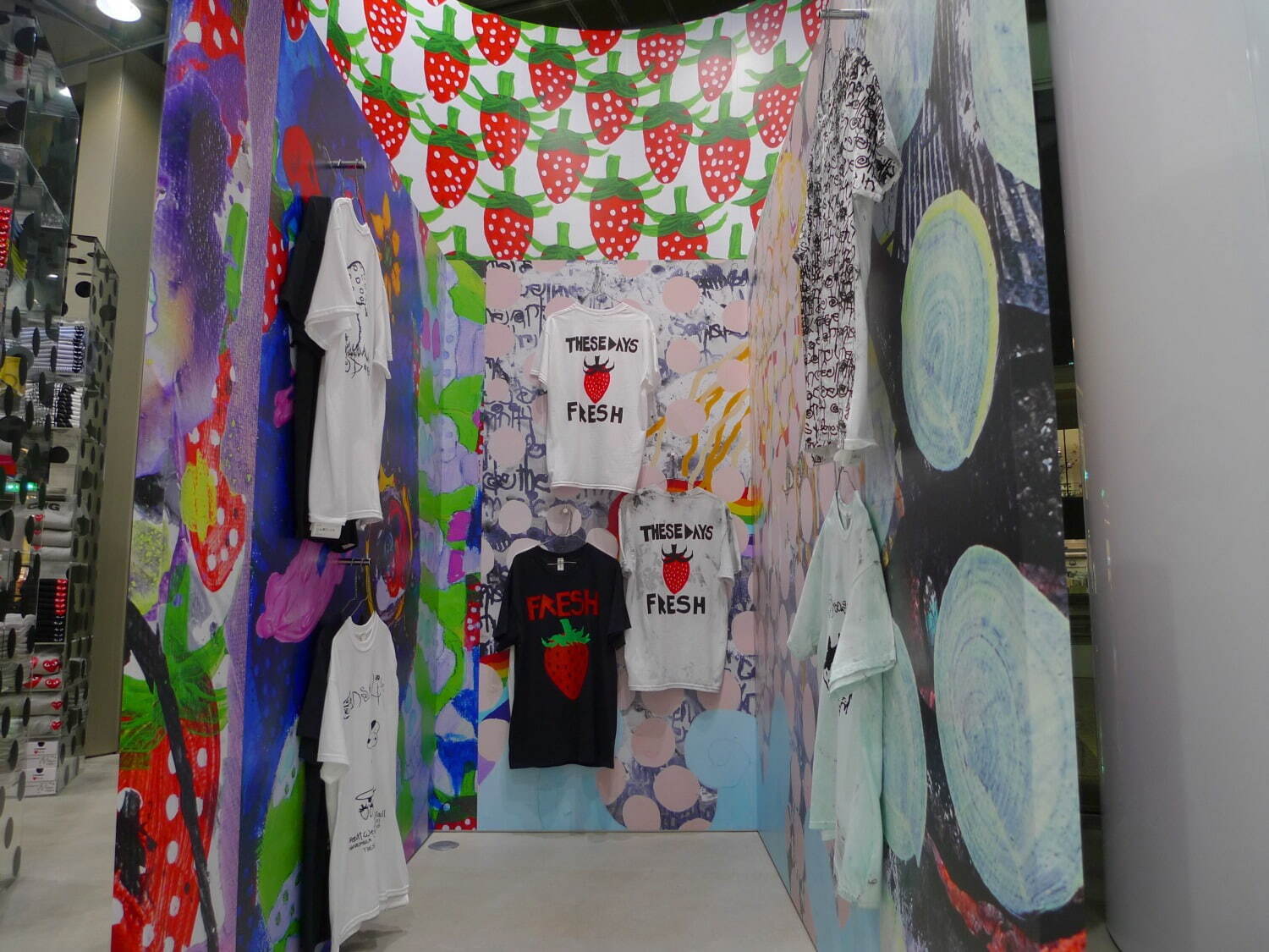 コム デ ギャルソン、エッジィな“苺や犬”モチーフのTシャツ - トレーディングミュージアムで販売｜写真20