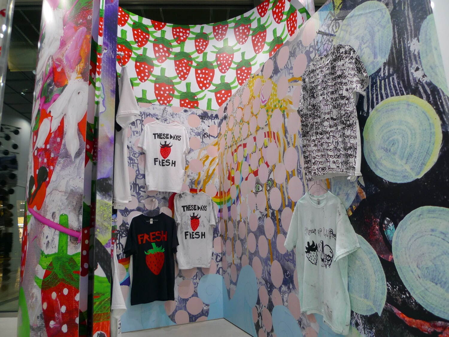 コム デ ギャルソン、エッジィな“苺や犬”モチーフのTシャツ - トレーディングミュージアムで販売｜写真21