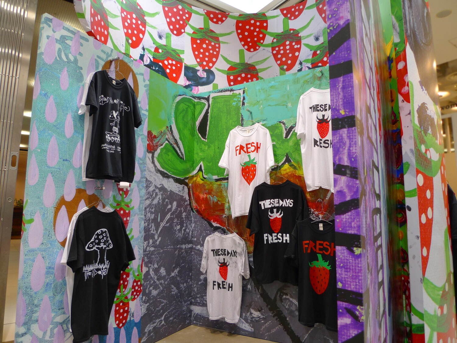コム デ ギャルソン、エッジィな“苺や犬”モチーフのTシャツ - トレーディングミュージアムで販売｜写真40