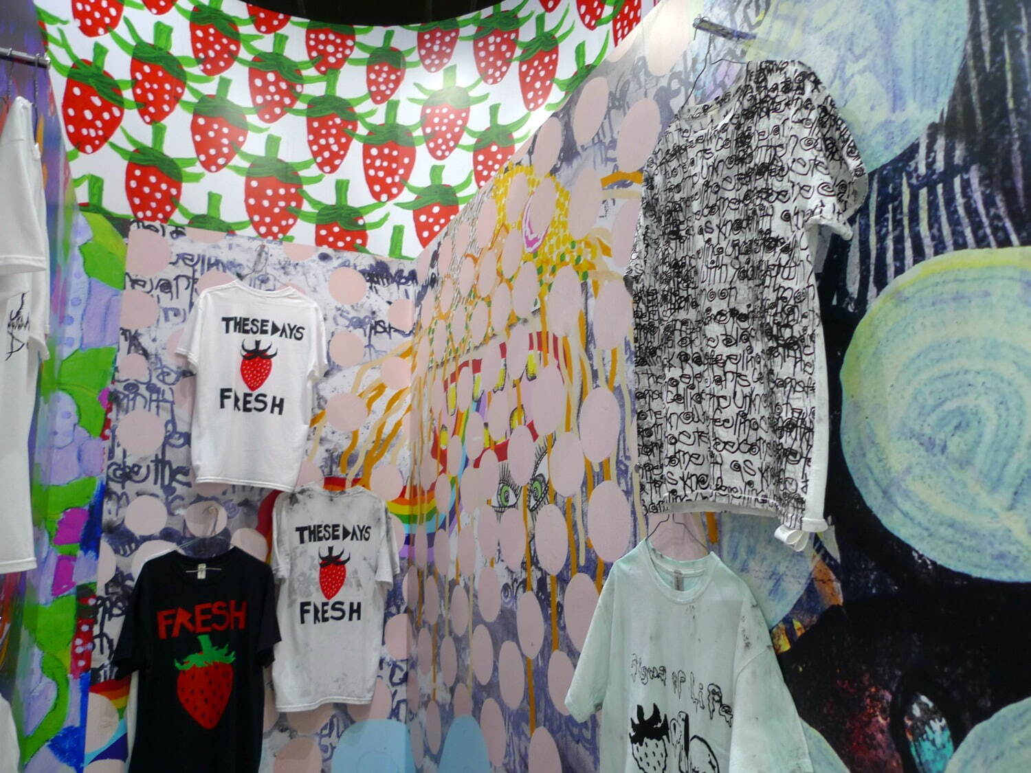 コム デ ギャルソン、エッジィな“苺や犬”モチーフのTシャツ - トレーディングミュージアムで販売｜写真22