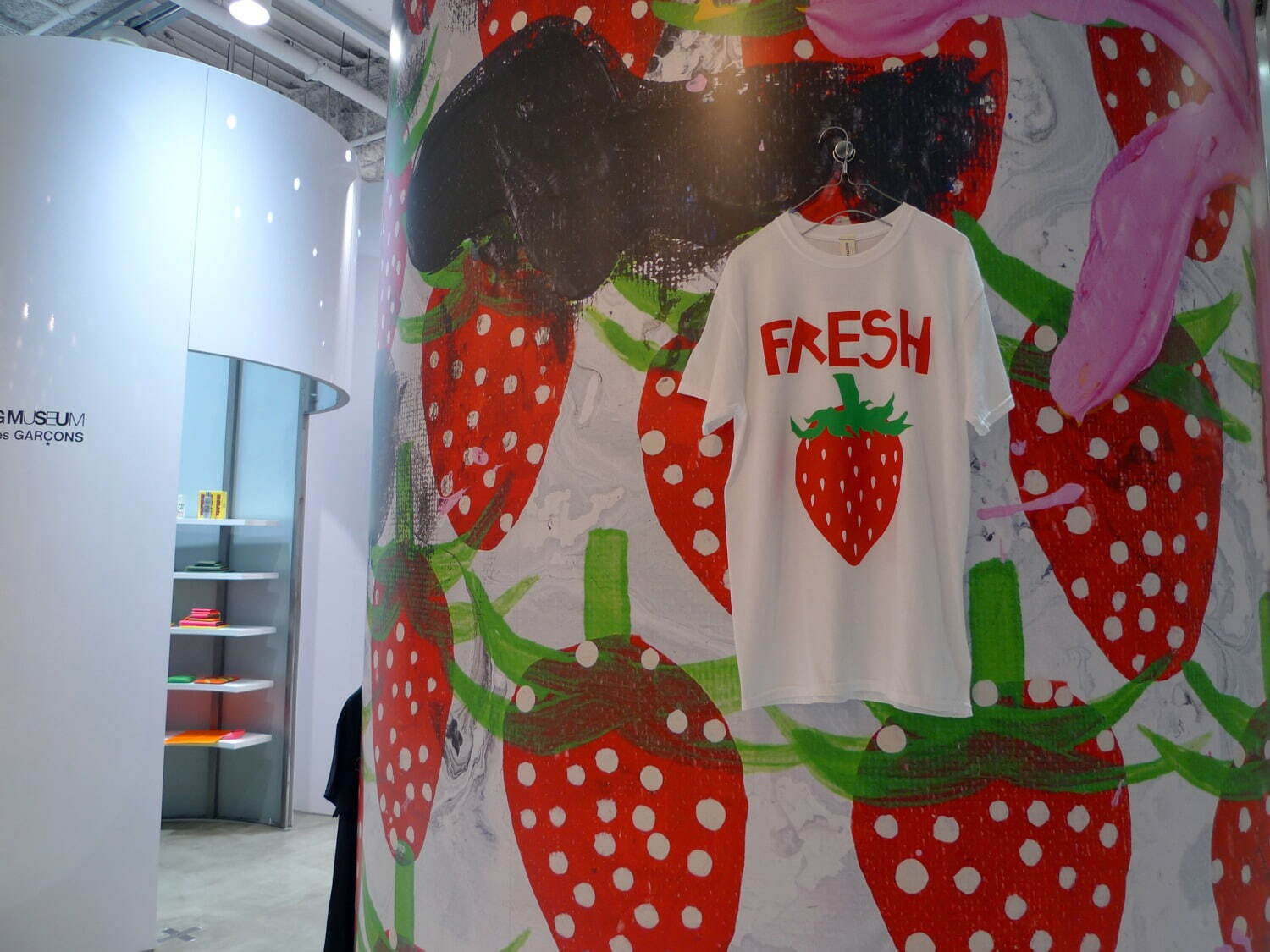 コム デ ギャルソン、エッジィな“苺や犬”モチーフのTシャツ - トレーディングミュージアムで販売｜写真32