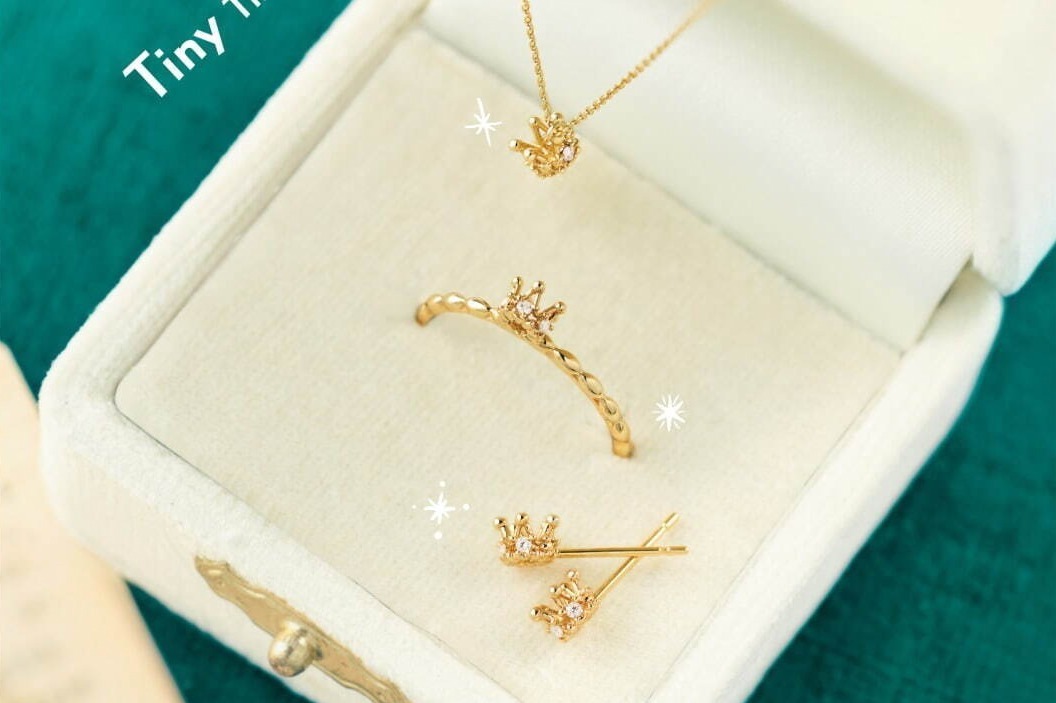 キュービックジルコニア｜ノジェス“ミニチュア”お守りジュエリー、小さなクラウン・鍵・香水瓶モチーフに輝くダイヤモンド
