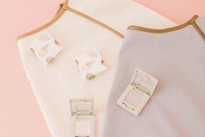 センスオブプレイス バイ アーバンリサーチ「ナチュラグラッセ」コスメ着想のくすみカラーポンチョ