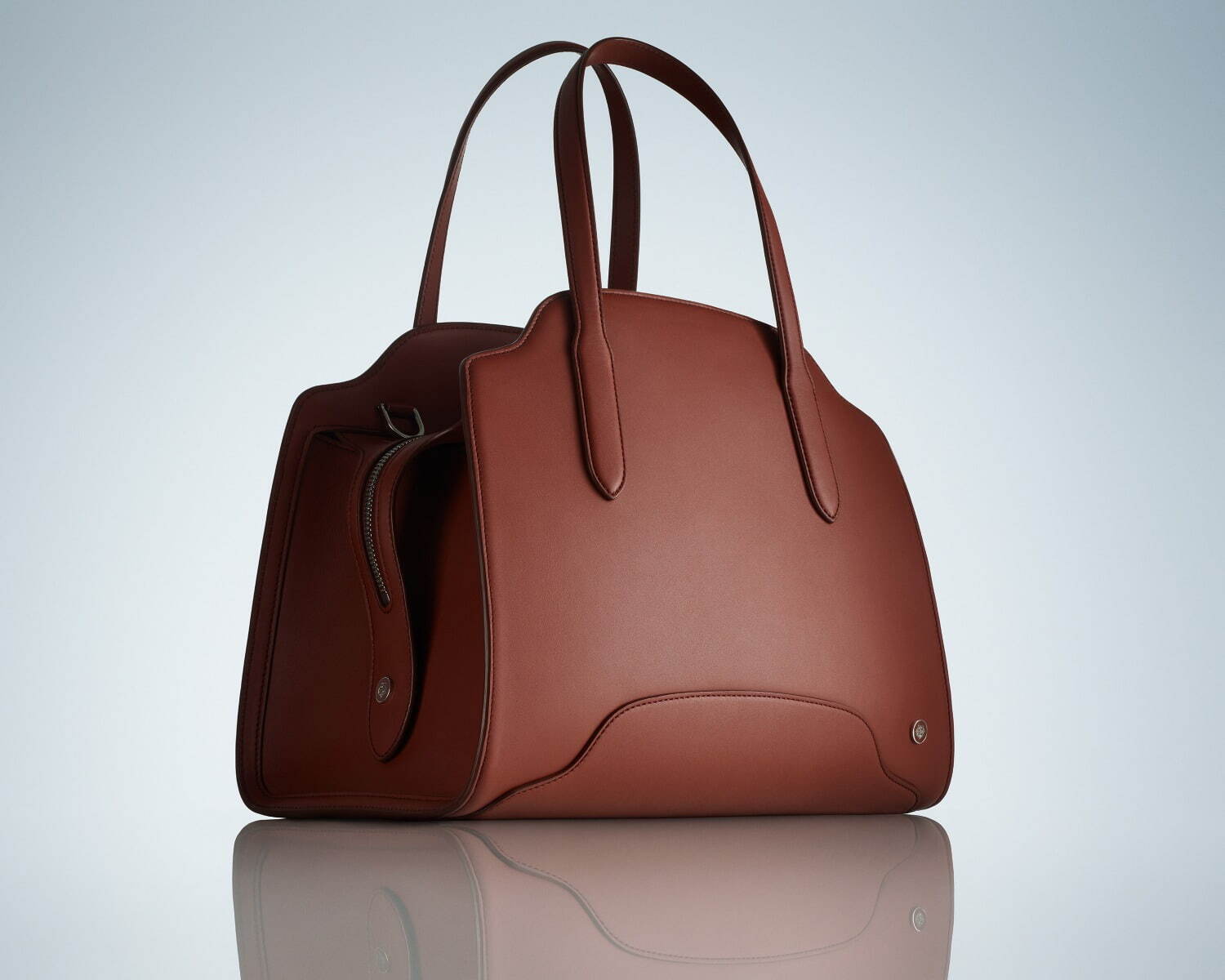 ロロ・ピアーナの新バッグ「セージア」“穏やかな川”のような有機的