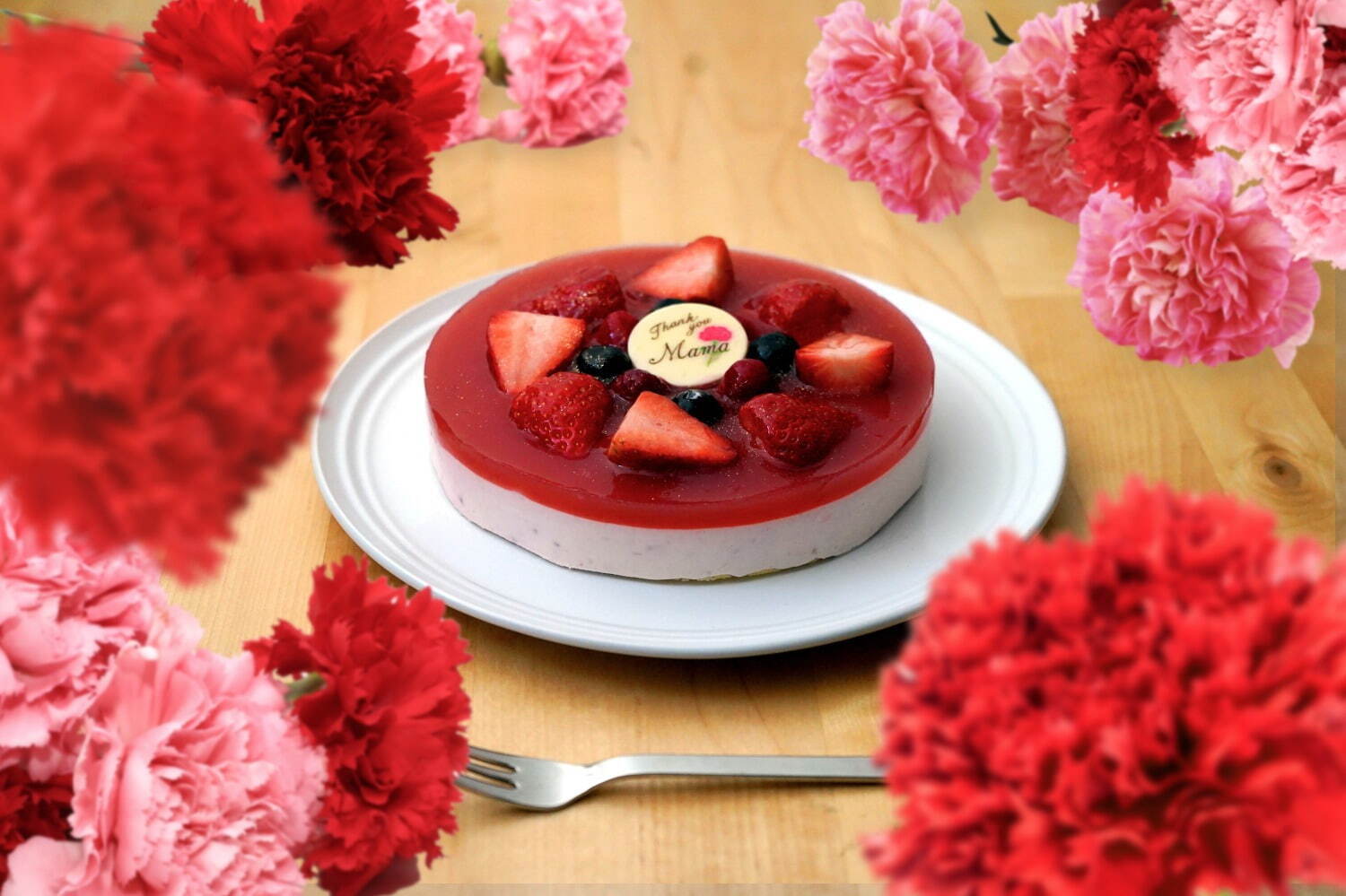 フォルマの“母の日”苺たっぷりレアチーズケーキ、フレッシュ苺＆木いちごやブルーベリーを飾って｜写真1