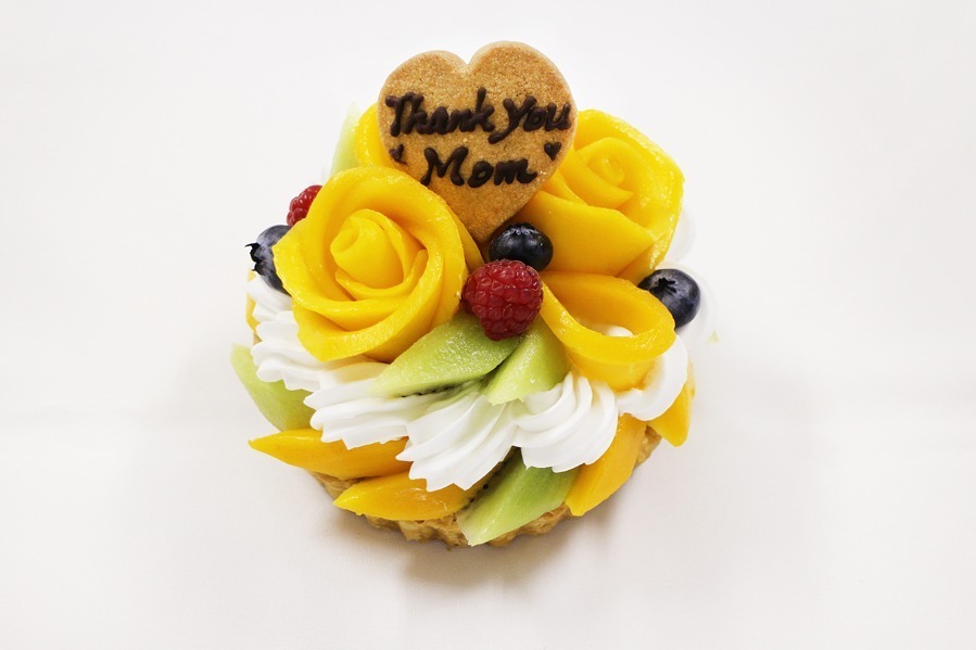 カフェコムサ新作フルーツの花束ケーキ、“マンゴーの薔薇が咲く”カラフルタルト｜写真1
