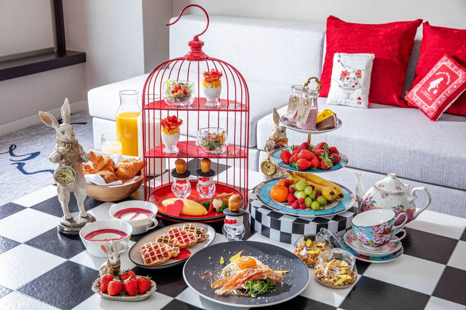 不思議の国のアリス｜ヒルトン東京“アリスの世界に泊まる”スイートルーム宿泊プラン、スイーツビュッフェ＆ルームサービス朝食