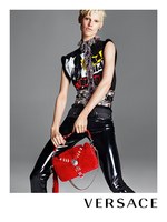 裸にバッグ!?ケイト・モスがヴェルサーチの広告に｜写真3