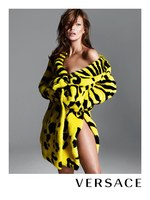 裸にバッグ!?ケイト・モスがヴェルサーチの広告に｜写真4