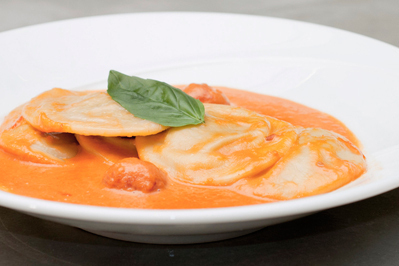 コスチューム ナショナル青山併設のカフェ＆バーが1日30食限定のランチ営業を開始