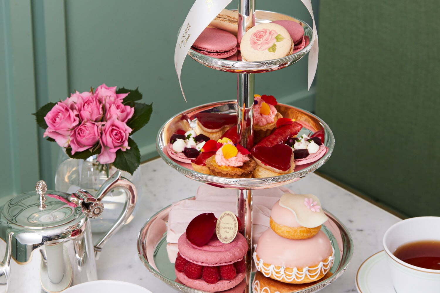 ラデュレ“母の日アフタヌーンティー”、ローズ香るスイーツや苺のコンフィ＆クリームのシュー