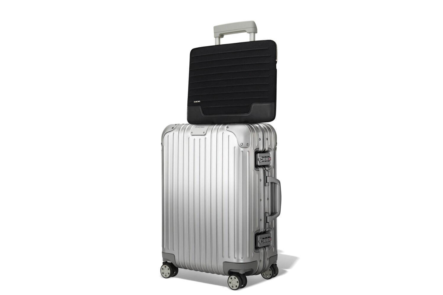 リモワ“スーツケースに固定できる”メッセンジャーバッグやPCケース、柔らかレザーのソフトバッグ｜写真17