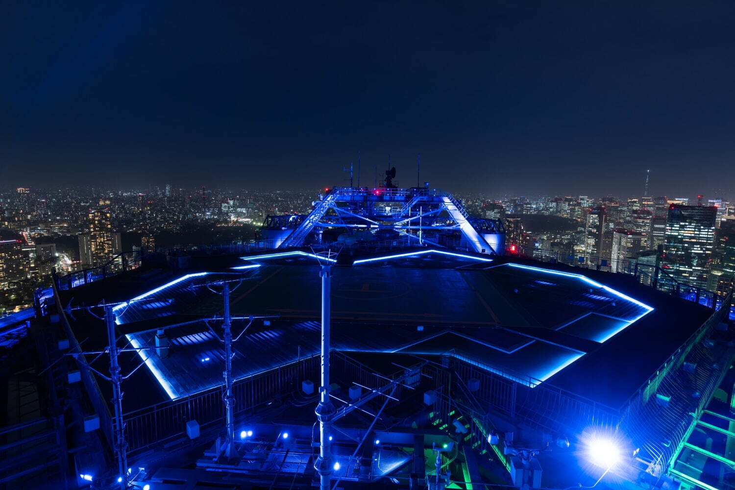 “都内で最も高い屋外展望台”六本木ヒルズ「スカイデッキ」ライトアップ、大都会の夜景×幻想的な光｜写真1