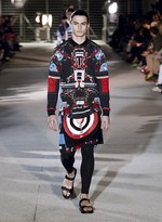 ジバンシィ バイ リカルド ティッシ 2014年春夏メンズコレクション - 黎明期の電子機器とアフリカの民族｜写真21