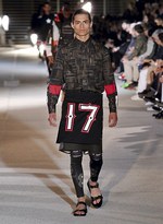 ジバンシィ バイ リカルド ティッシ 2014年春夏メンズコレクション - 黎明期の電子機器とアフリカの民族｜写真38