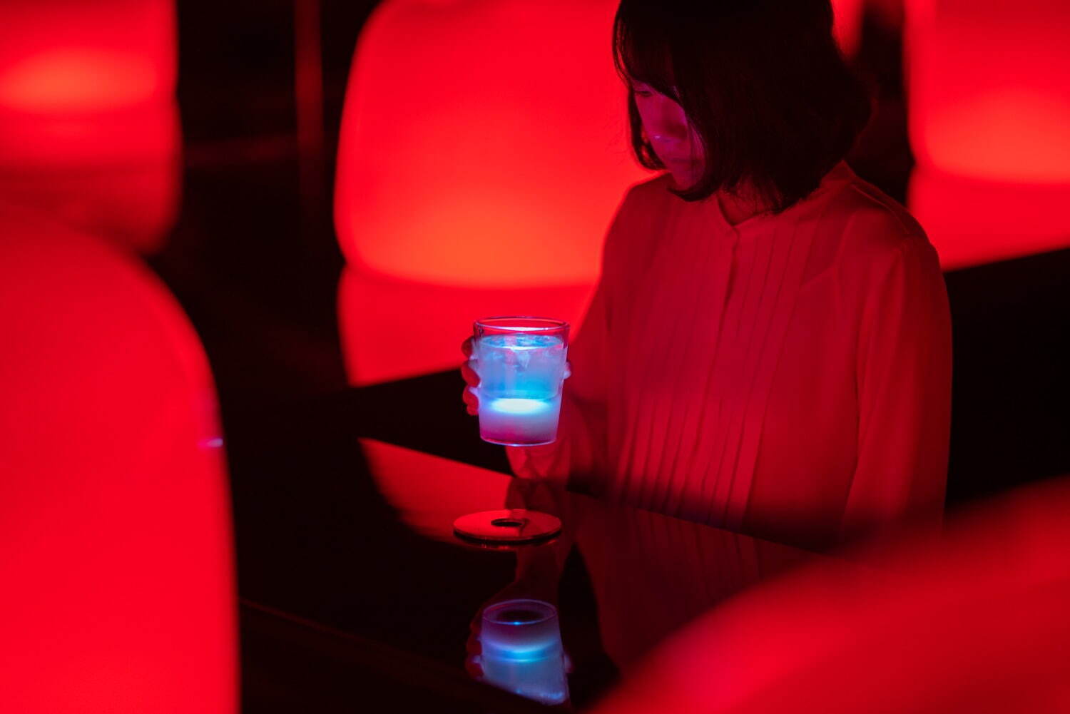 共鳴する茶- 動的平衡色 / Tea in Spontaneous Order  - Dynamic Equilibrium Color
teamLab, 2021, Interactive Installation, Endless, Sound: teamLab