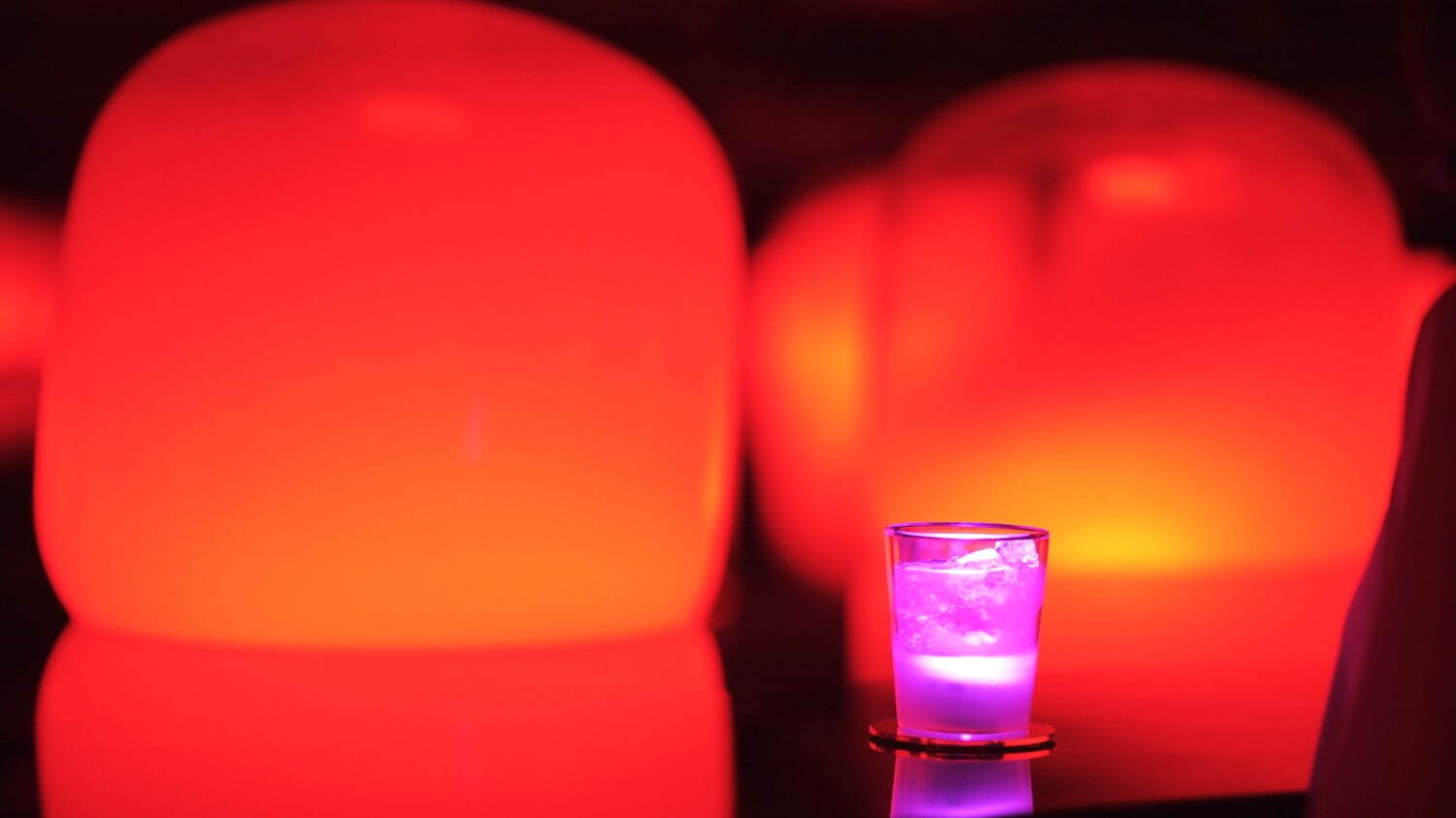 チームラボ”光の共鳴”茶とランプの展覧会を岡山で、地下の茶室で連鎖する光の演出｜写真4