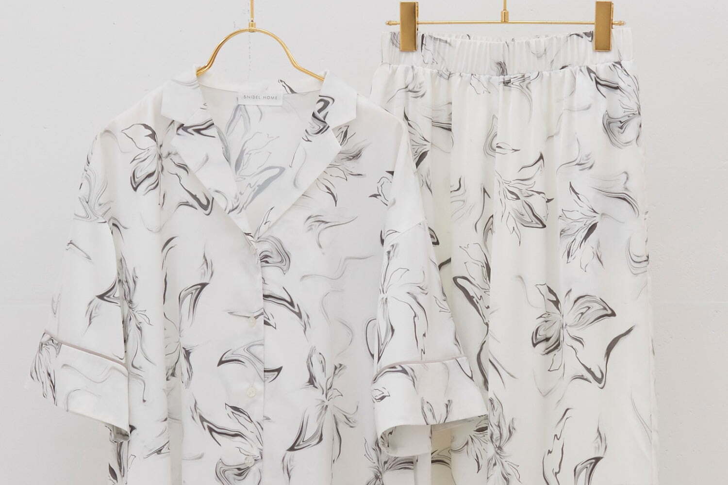 スナイデル ホームの“美活ルームウェア”上質サテンシャツや華奢見せワンピース、神崎恵とコラボ