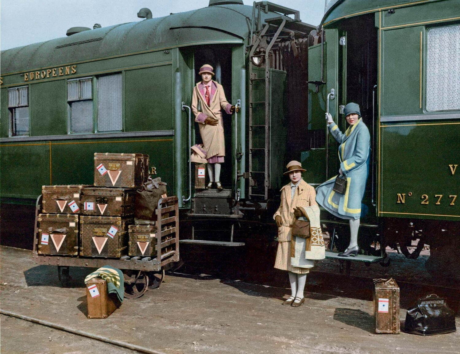 Thérèse Bonney, Le Voyage en train [The train journey], c. 1926.
The luggage was stamped with the letter V by Gaston-Louis Vuitton and adorned with stickers featuring a dot and a stripe(pois and raie) by the couturier Paul Poiret.
Paris, Louis Vuitton archives.