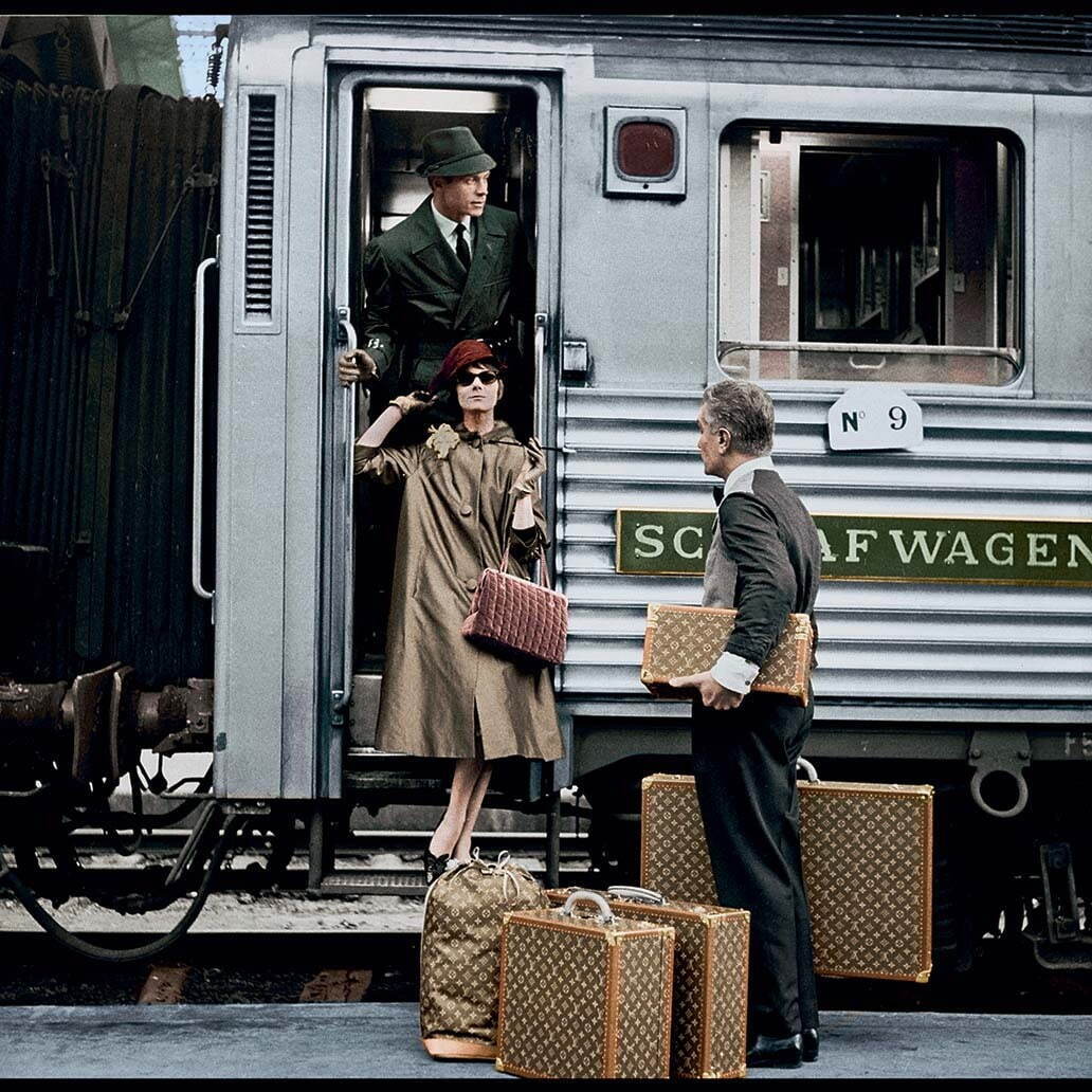 Elegant woman with her Alzer and Cotteville suitcases, a Marin bag, and a Monogram canvas Vanity case, 1960s.
Paris, Louis Vuitton archives.