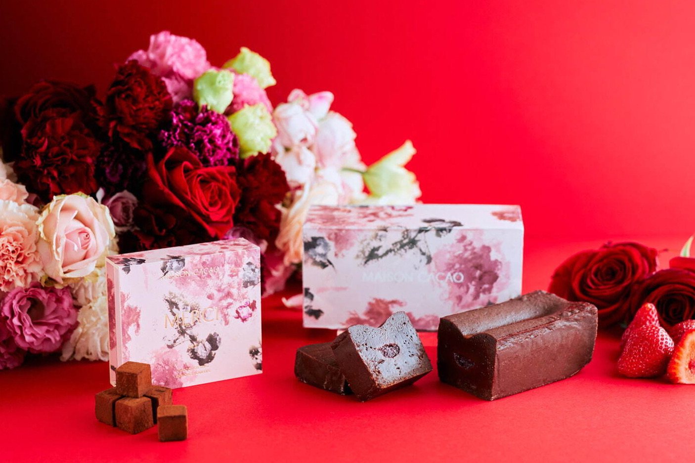 メゾンカカオ“希少な国産バラ”用いた母の日限定スイーツ、花びら＆苺ソース入りガトーショコラ