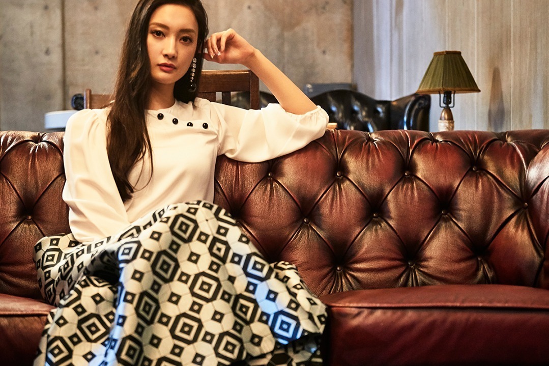 ジョルジオ アルマーニ“幻想的ブルー＆グリーン”の新作、幾何学柄スカートや“原石風”アクセサリー