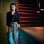 ジョルジオ アルマーニ“幻想的ブルー＆グリーン”の新作、幾何学柄スカートや“原石風”アクセサリー｜写真20