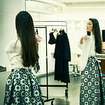 ジョルジオ アルマーニ“幻想的ブルー＆グリーン”の新作、幾何学柄スカートや“原石風”アクセサリー｜写真14