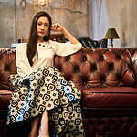 ジョルジオ アルマーニ“幻想的ブルー＆グリーン”の新作、幾何学柄スカートや“原石風”アクセサリー｜写真16