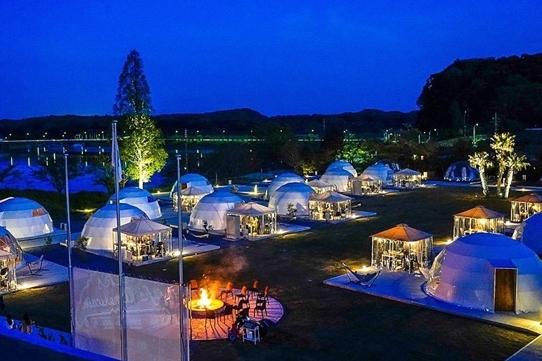 グランピング｜“廃校”改装した新グランピング施設が千葉・市原に、星空眺めるドームテントや職員室をリノベした貸切風呂