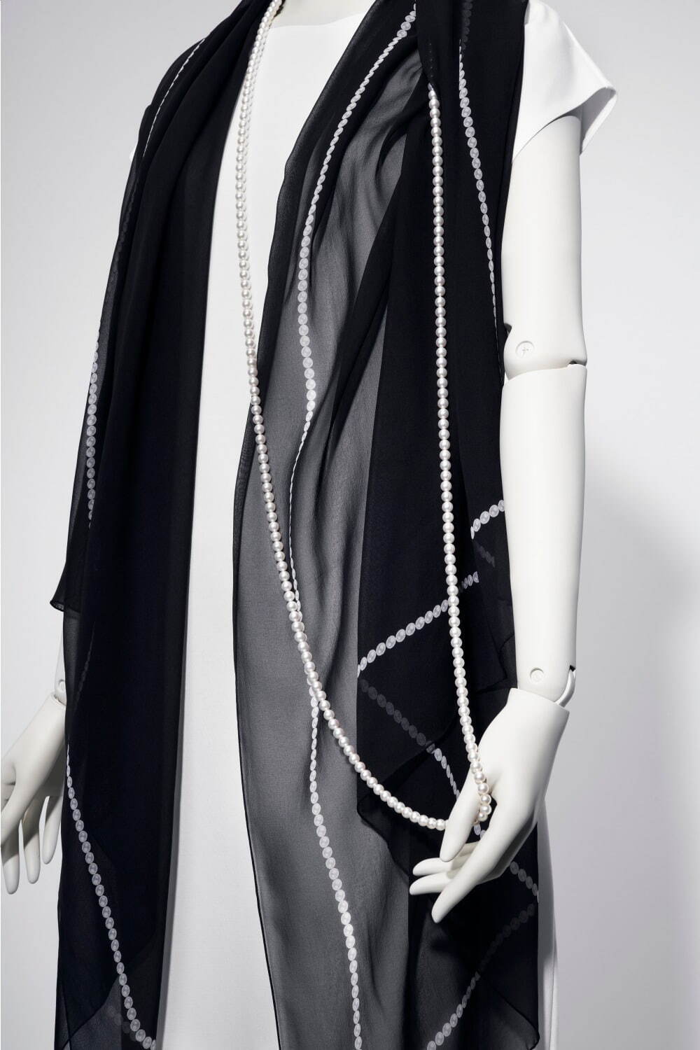 ミキモト“パール”モチーフの大判ストール、ロングネックレスのように纏える透け感シルクシフォン｜写真4