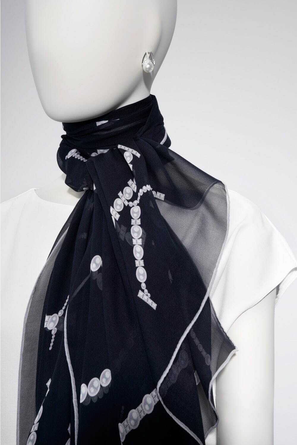 ミキモト“パール”モチーフの大判ストール、ロングネックレスのように纏える透け感シルクシフォン｜写真5