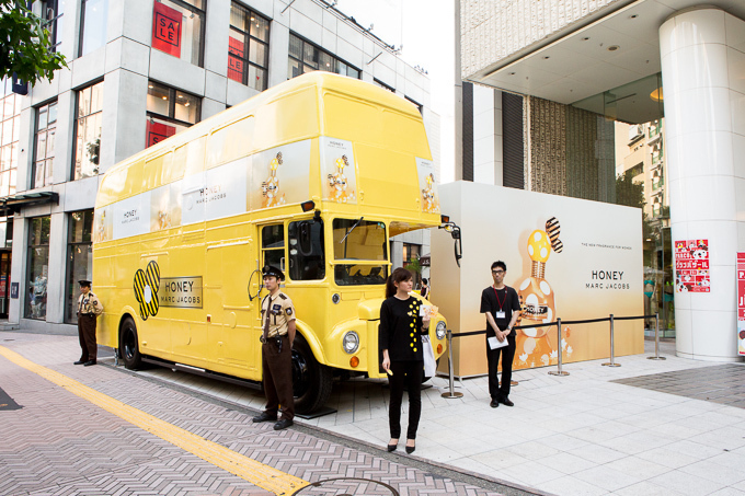 マーク ジェイコブスから新香水「ハニー」が登場 - 黄色のロンドンバスが渋谷に出現！ | 写真