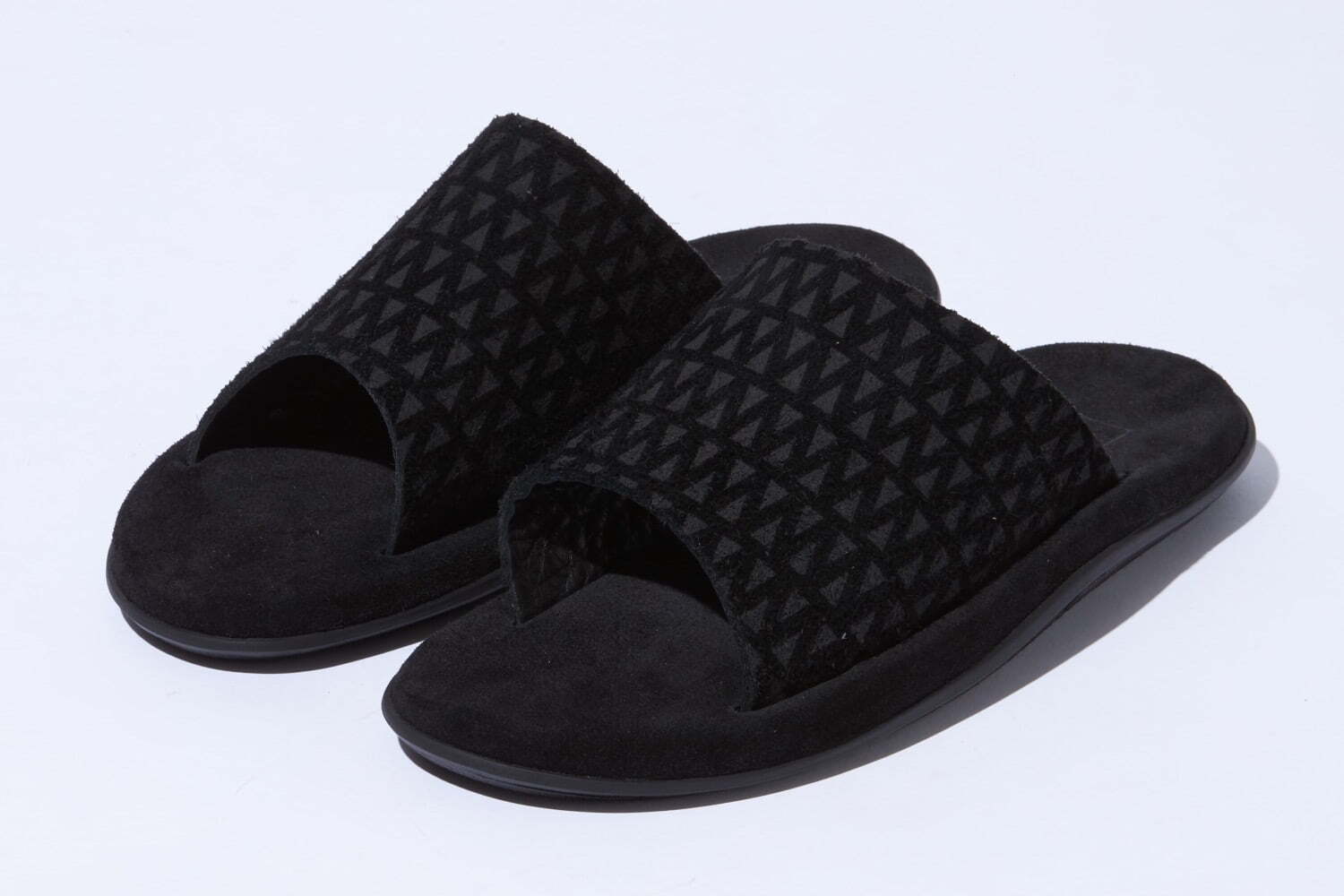 ホワイトマウンテニアリング x アイランドスリッパのスエードサンダル、つづき柄プリントのアッパーで