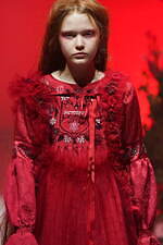 ルルムウ 2021-22年秋冬コレクション - 魔法の森を舞台に、魔女と少女が舞い踊る｜写真53