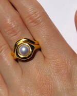 シャルロット シェネの新作パールジュエリー、不揃いパール＆曲線的な金属のピアスやリングなど｜写真16