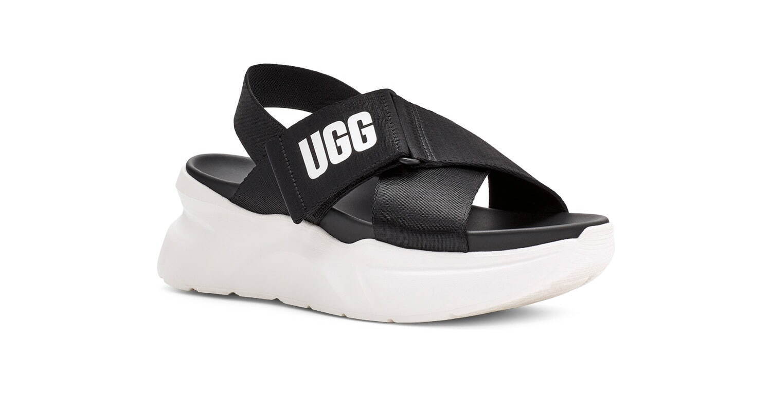 UGGの新作サンダル、ふわふわファーやロゴ入りベルトを配した厚底サンダルなど｜写真1